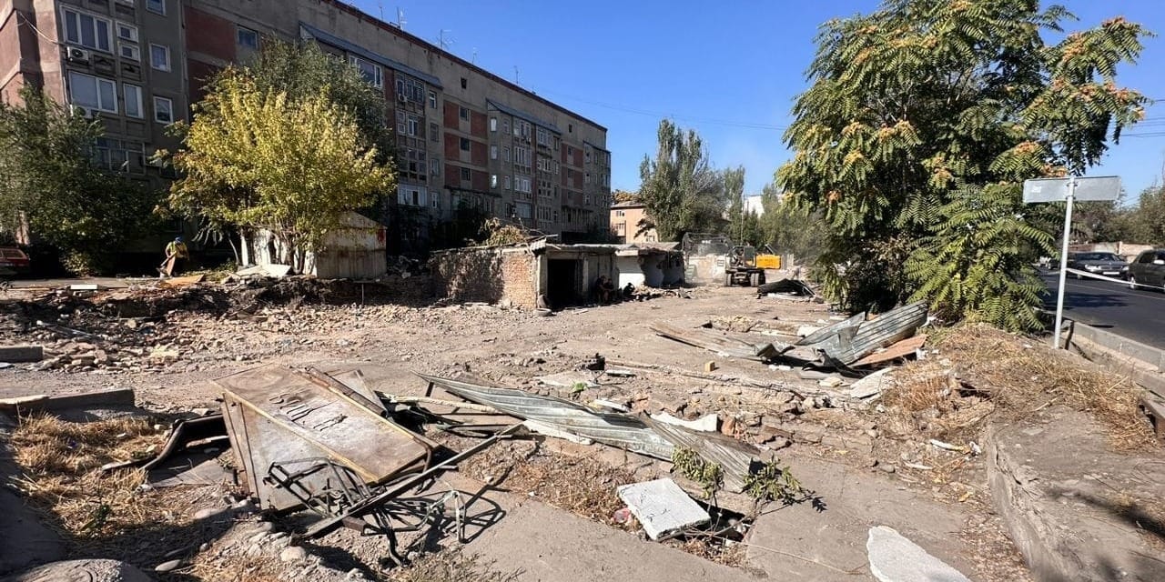 В Бишкеке демонтировали более 300 гаражей под дороги и скверы — фото, видео