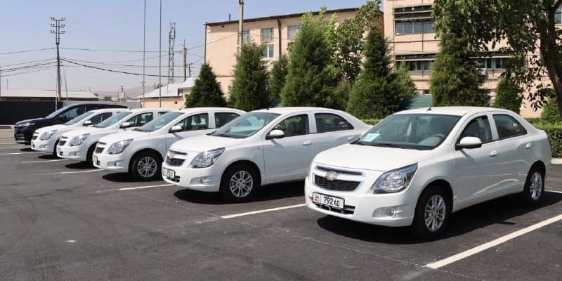 Министр энергетики передал новые автомобили энергетикам в Джалал-Абадской области