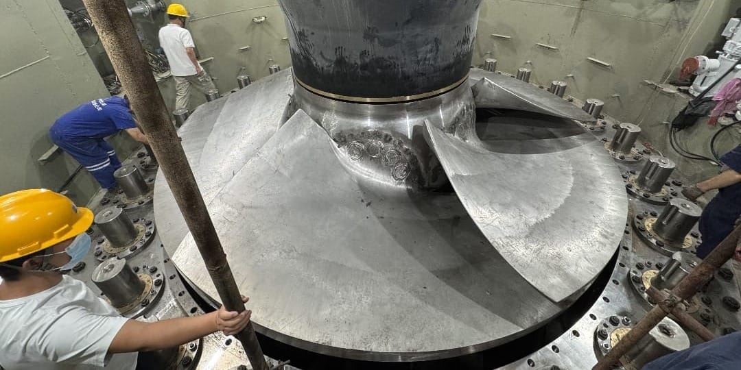 На Уч-Курганской ГЭС установили рабочее колесо второго гидроагрегата