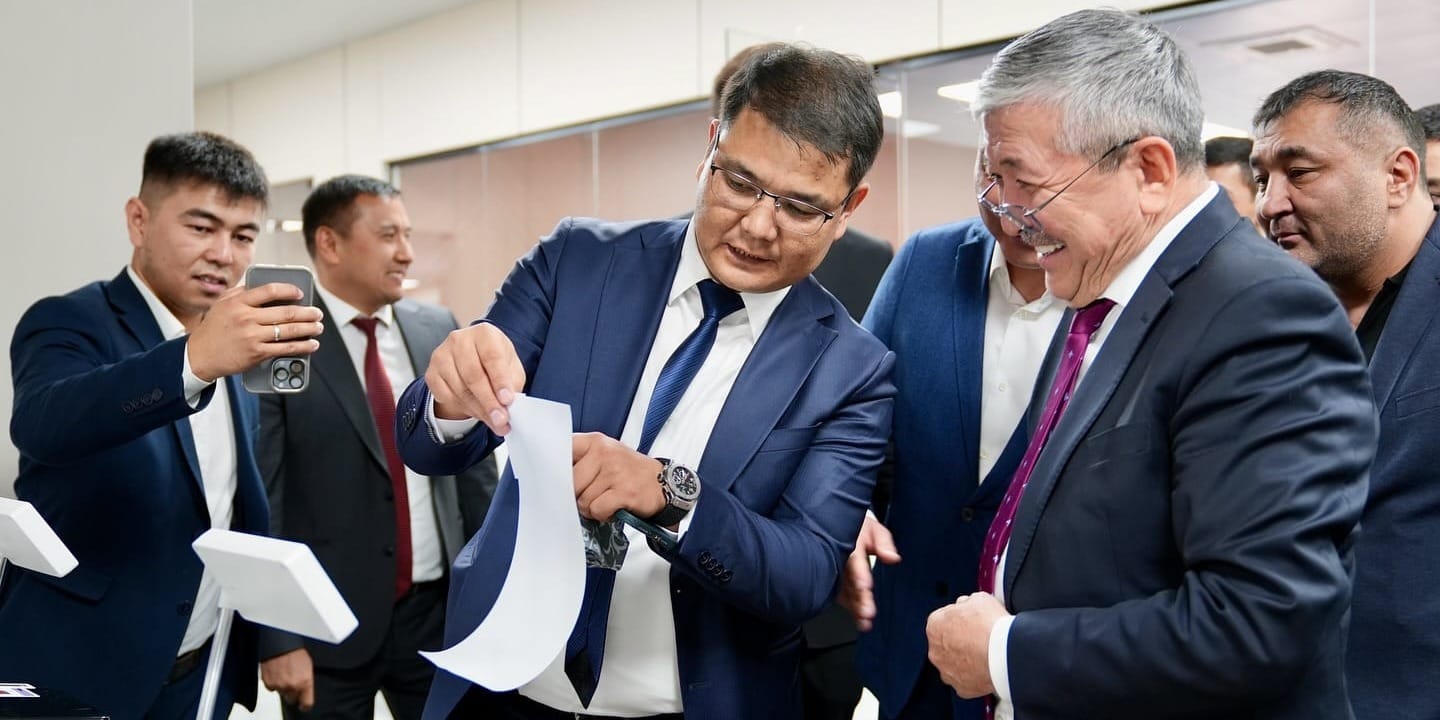 Визит Адылбека Касымалиева в IT-офис ГУ «Кызмат». Фото: пресс-служба ГУ.