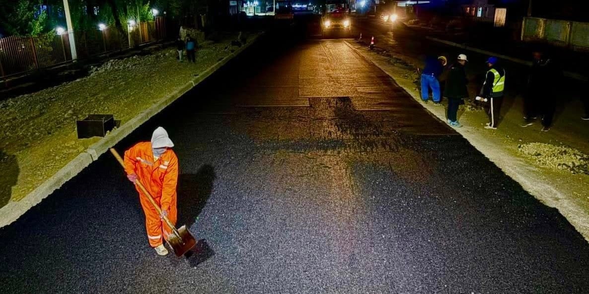Укладка асфальта на ул. Шералиева. Фото: мэрия Нарына.