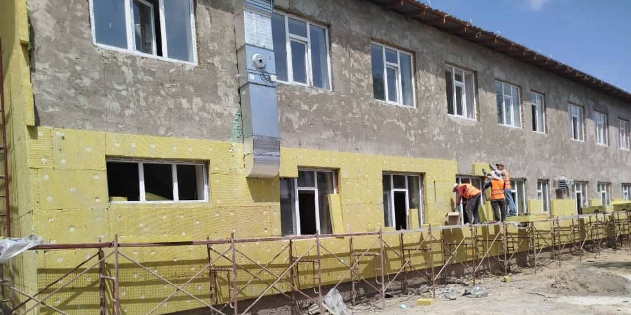 В Нарыне строят дополнительный корпус школы имени В. Чкалова