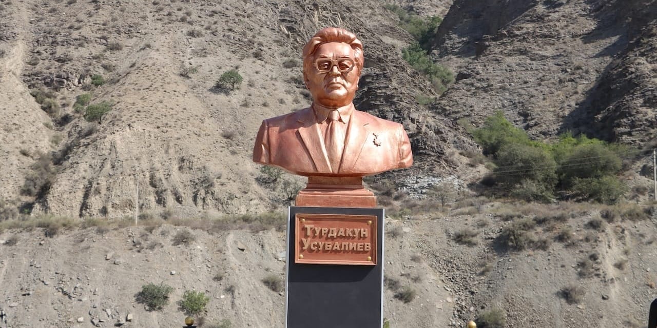 На Курпсайской ГЭС открыли памятник Турдакуну Усубалиеву