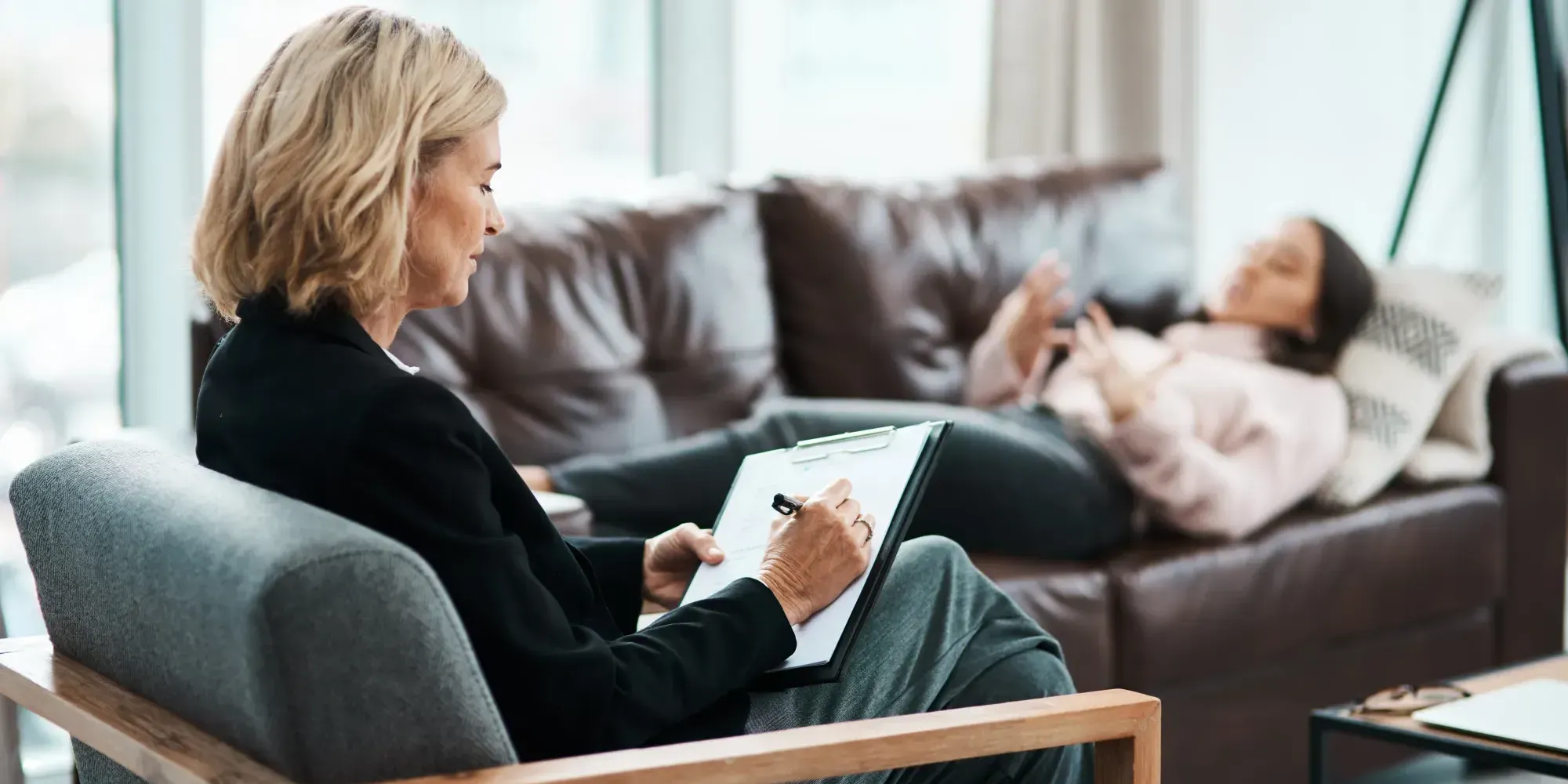 Парламентский комитет одобрил поправки против рекламы лже-психологов в КР