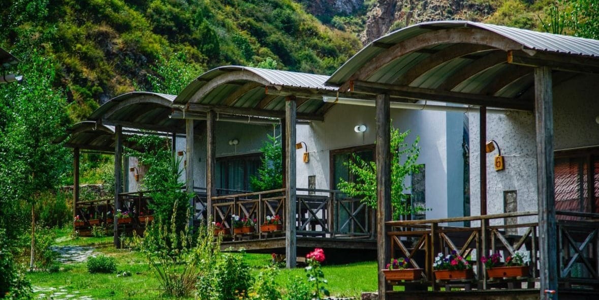 ГКНБ задержал владельца эко-резорта за незаконное строительство на пастбищах в Арашане