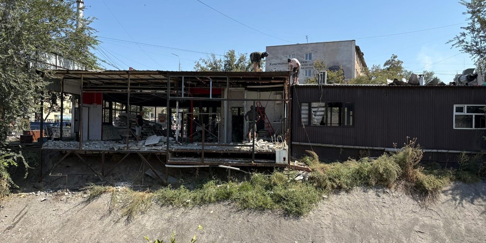 В Бишкеке демонтируют павильоны вдоль реки Аламедин