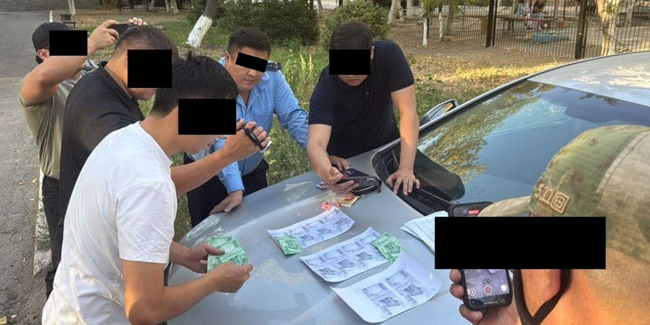 В Бишкеке задержали сотрудников Налоговой по подозрению в вымогательстве взятки