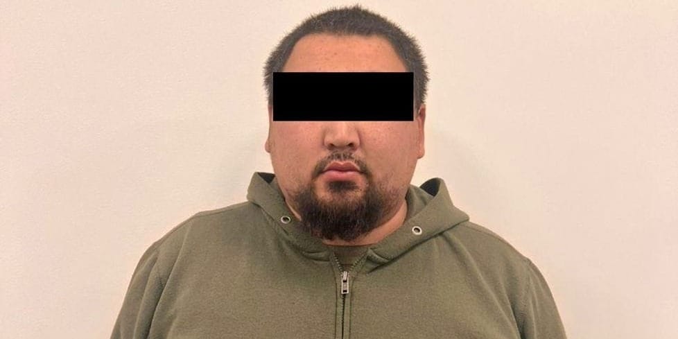 В КР задержан подозреваемый в мошенничестве на 1.9 млн сомов: прикрывался «связями во власти»