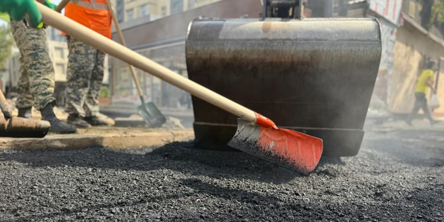 Ремонт тротуара по ул. Московской. Фото: мэрия Бишкека.