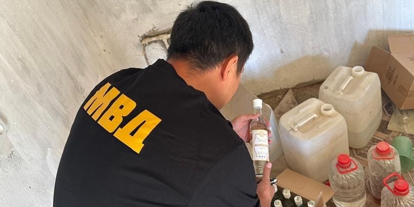 МВД пресекло деятельность подпольных цехов по производству алкоголя — изъято 10 тонн