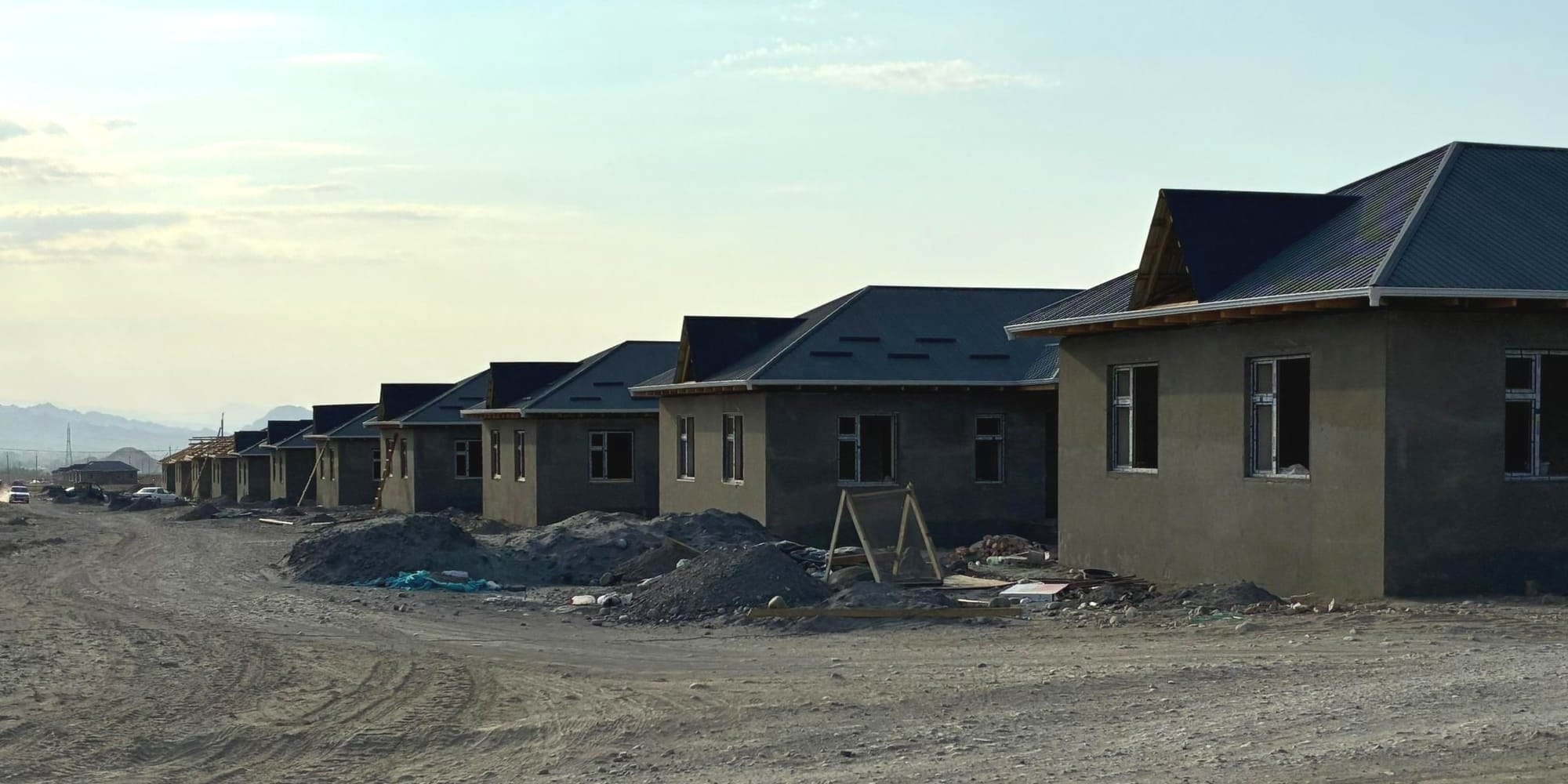 В Баткене продолжается строительство нового села Жаны-Достук (ФОТО)
