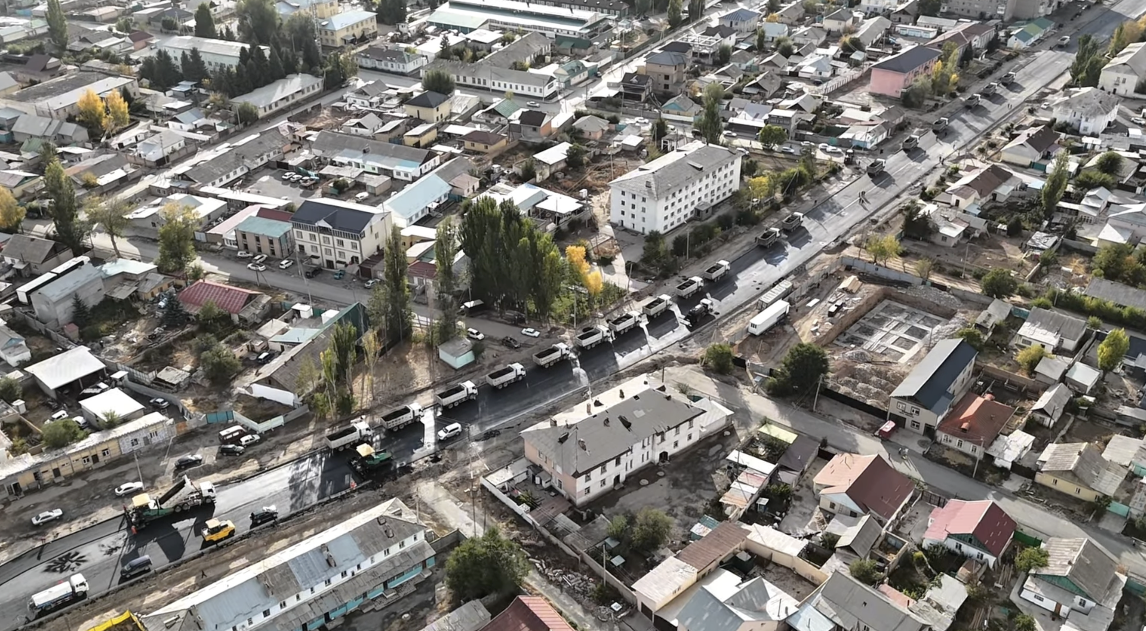 На центральной улице Нарына начали укладку второго слоя асфальта – Минтранс