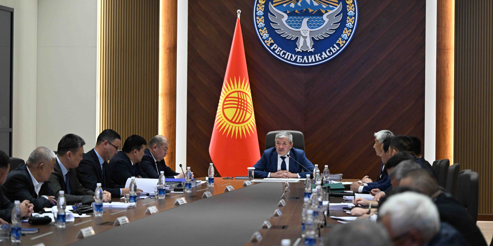 Кабмин КР проверит, как тратили бюджет на дороги и стройки за три года