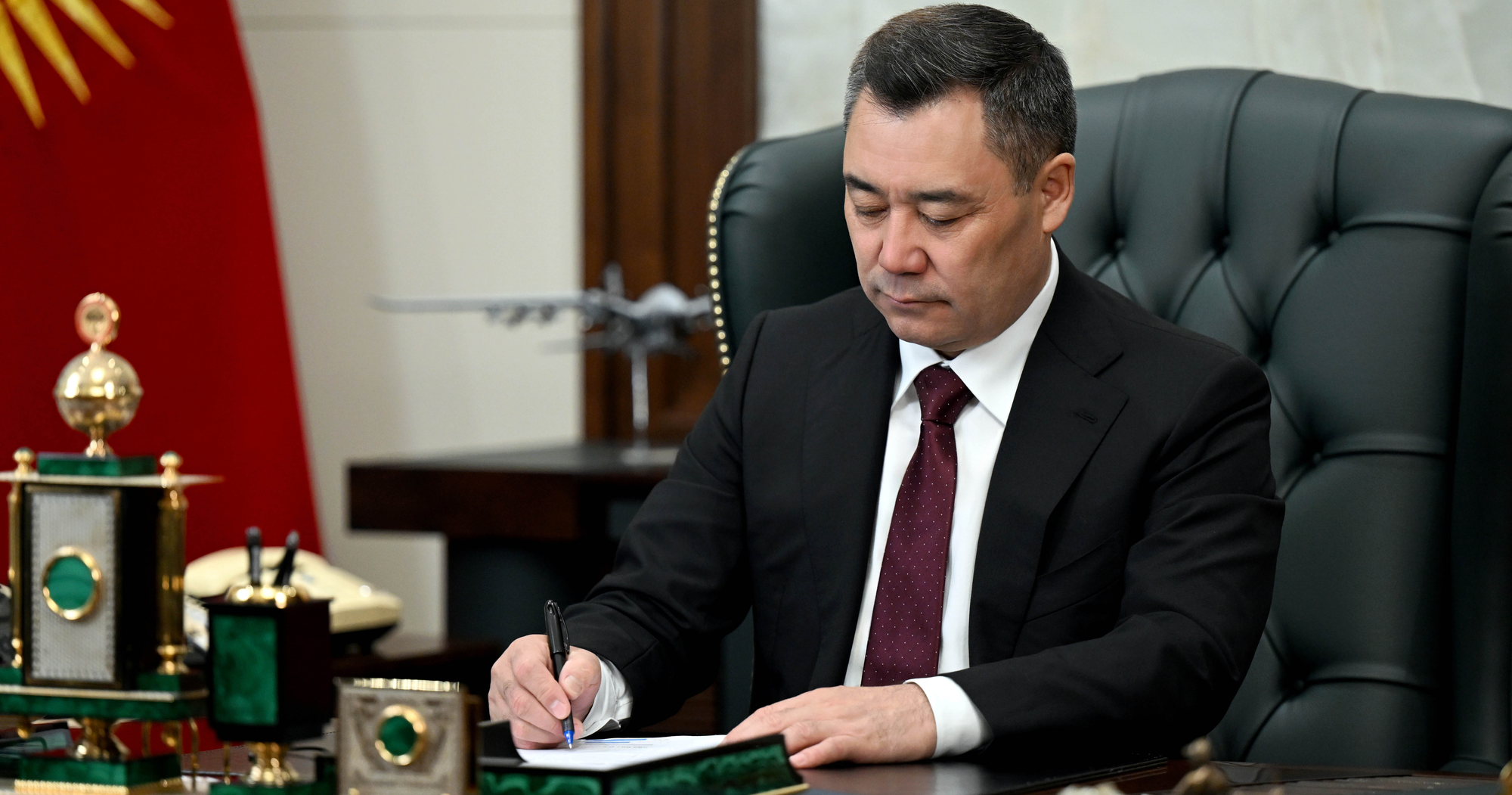 Президент КР ратифицировал Конвенцию МОТ о частных агентствах занятости