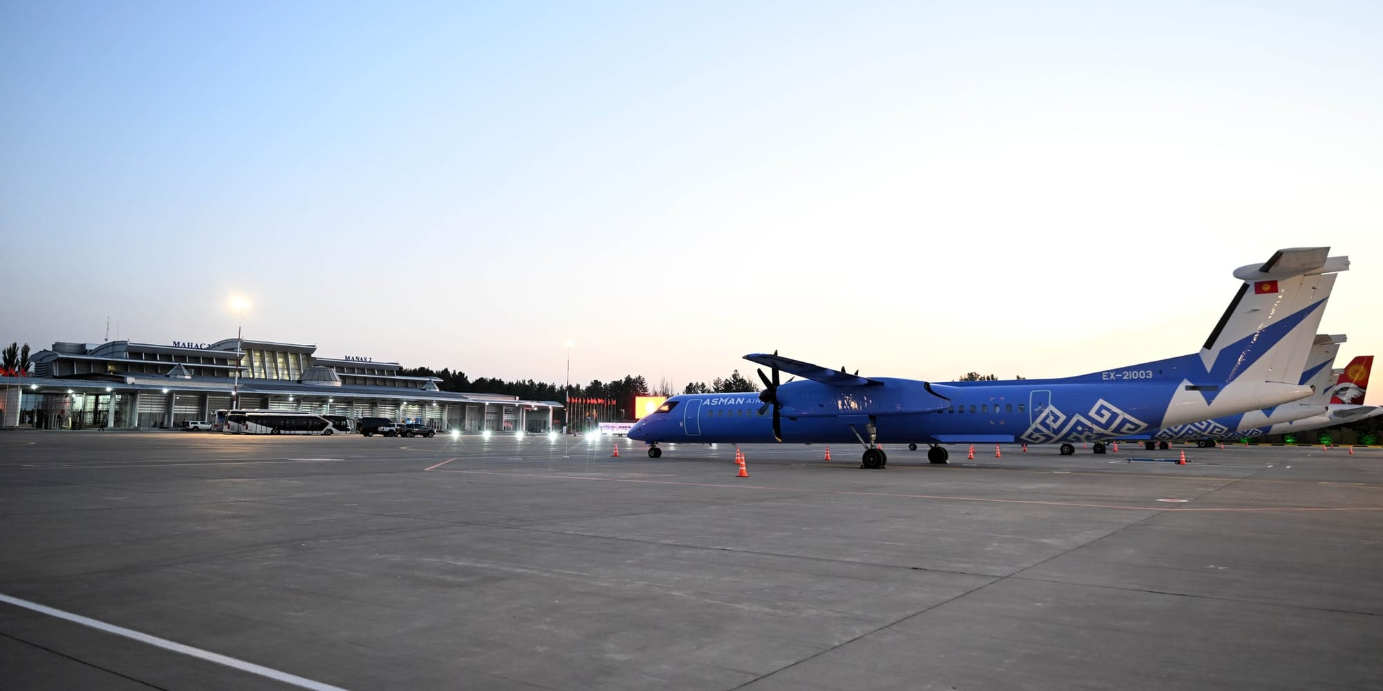 Аэропорт «Манас» временно разрешил подъезд к терминалу для пожилых людей, мам с детьми и пассажиров с инвалидностью.