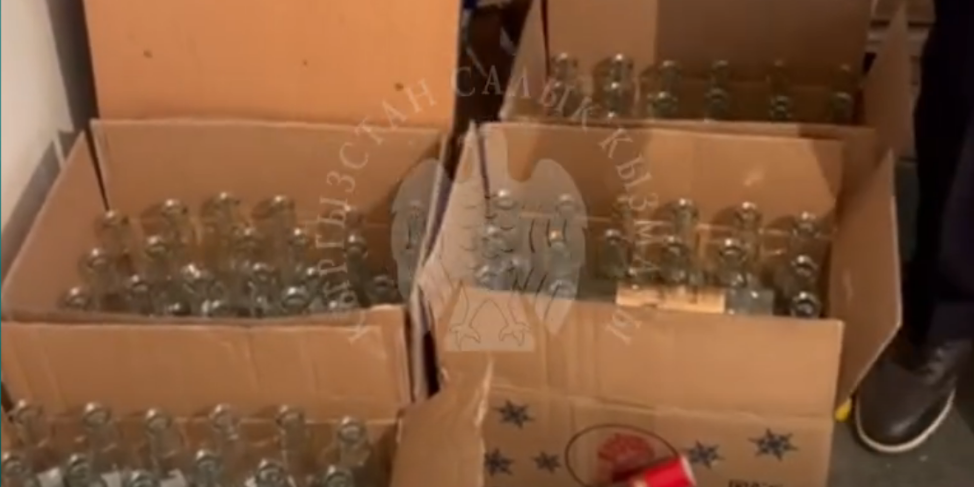 В Бишкеке выявили подпольный склад с контрафактным алкоголем