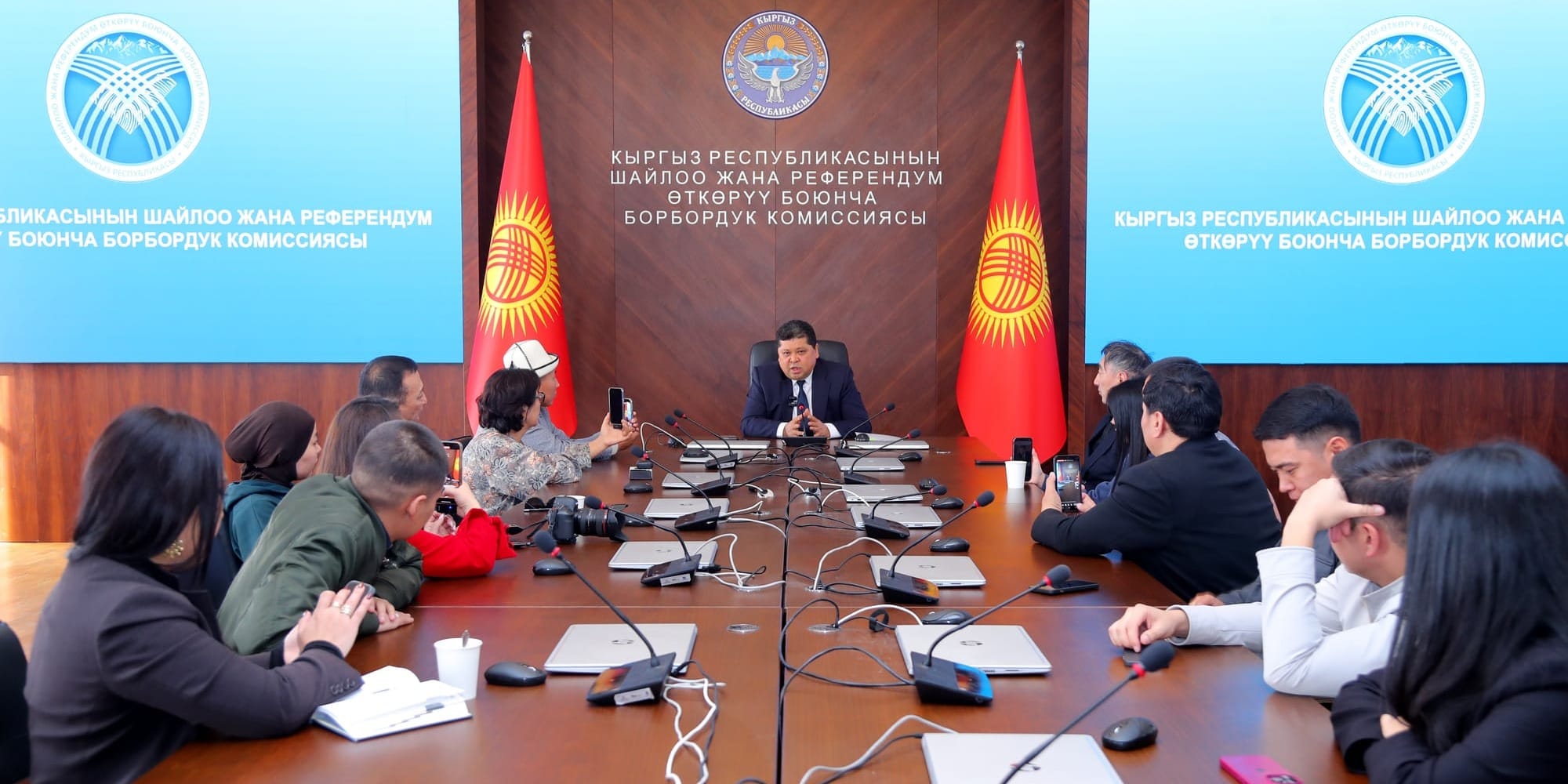Глава ЦИК КР Тынчтык Шайназаров на встрече с блогерами рассказал о дистанционном голосовании и подготовке к выборам — Бишкек, октябрь 2025 года.