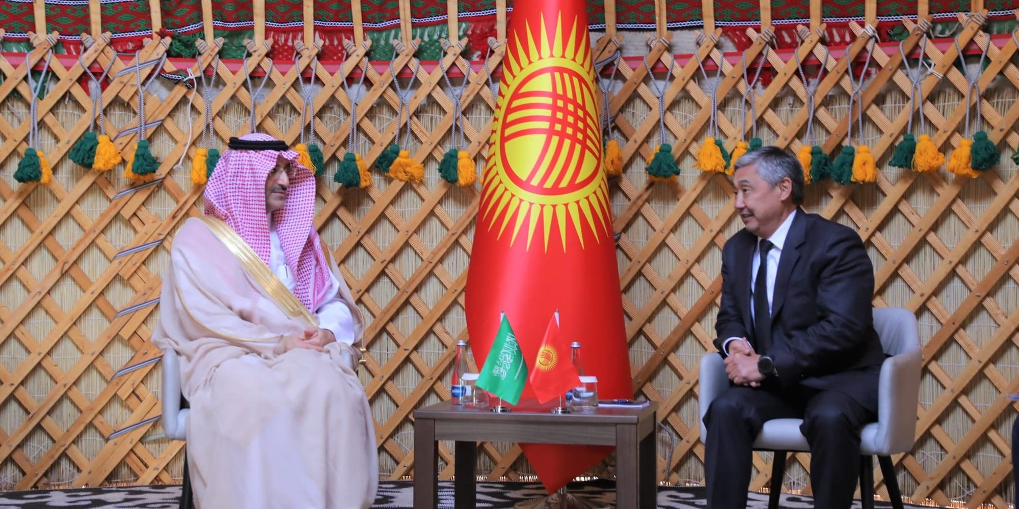 Министр финансов КР Алмаз Бакетаев и глава Саудовского фонда развития Султан Аль-Маршад подписывают кредитное соглашение на $50 млн для строительства школ в Кыргызстане.