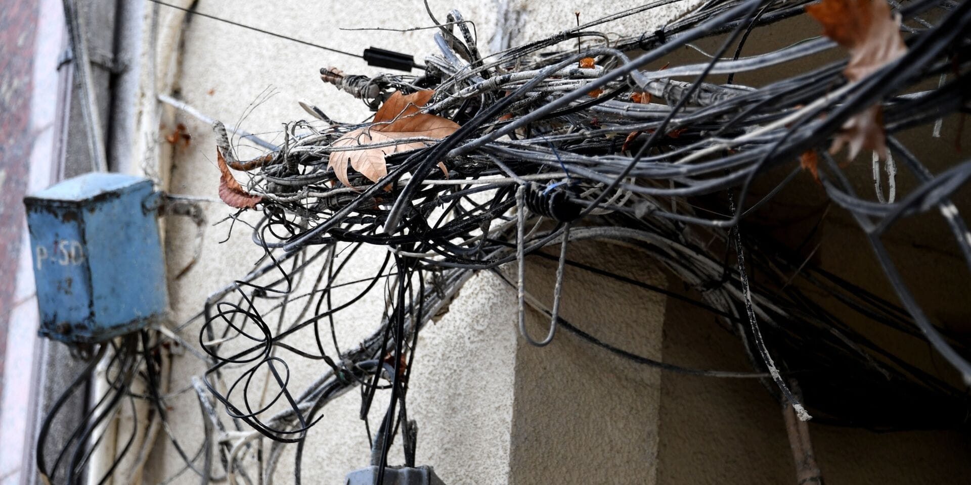 Мэрия Бишкека призывает интернет-провайдеров упорядочить кабели на фасадах зданий