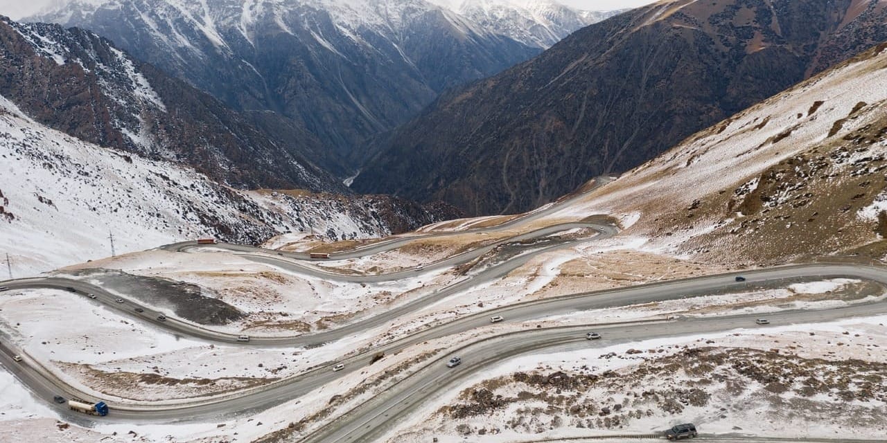 На перевалах Тоо-Ашуу и Ала-Бел введены ограничения для грузового транспорта