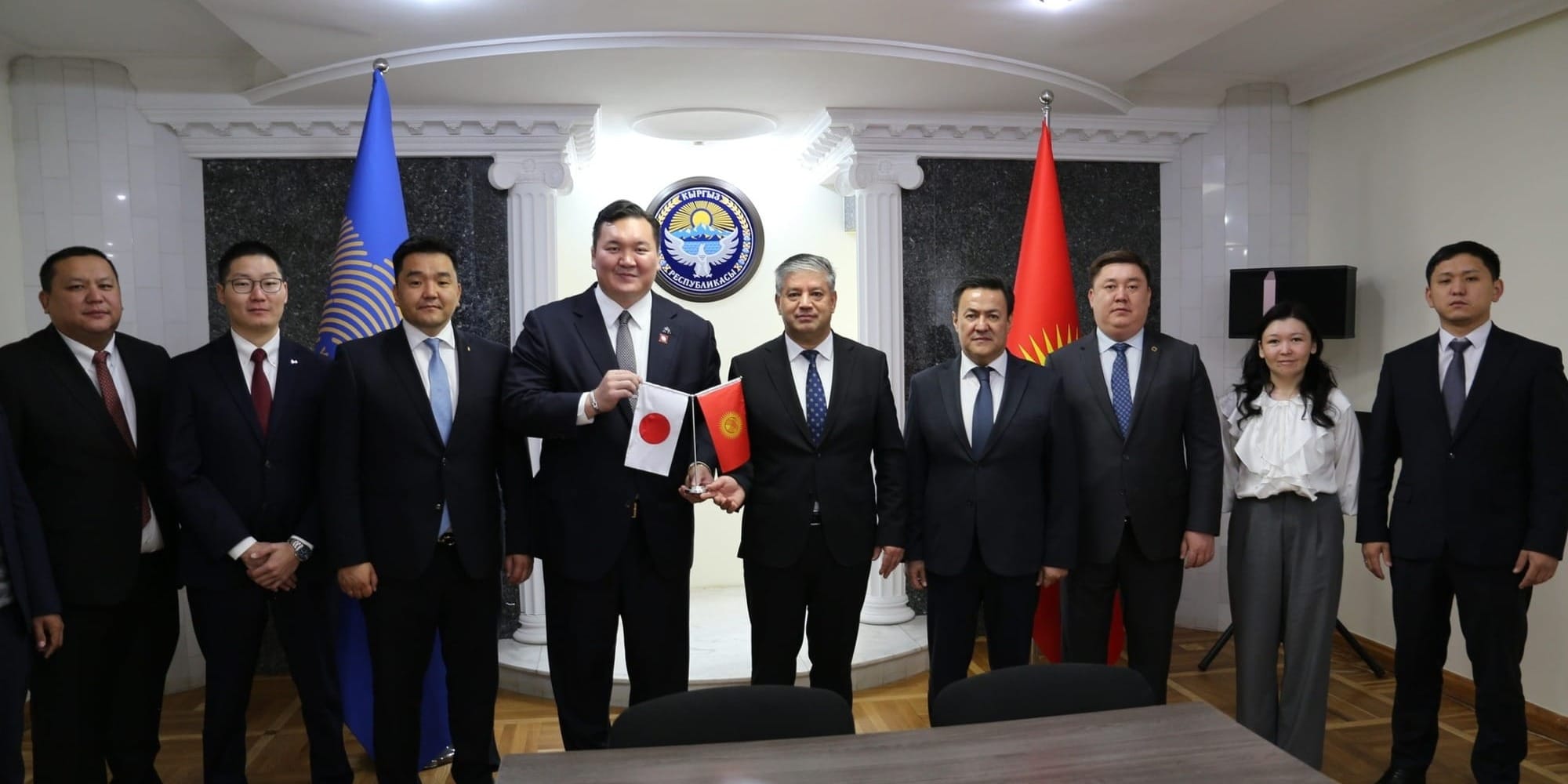 Встреча Равшанбека Сабирова с японской делегацией и ёкодзуной Хакухо Сё в Бишкеке. Фото: НАИ.