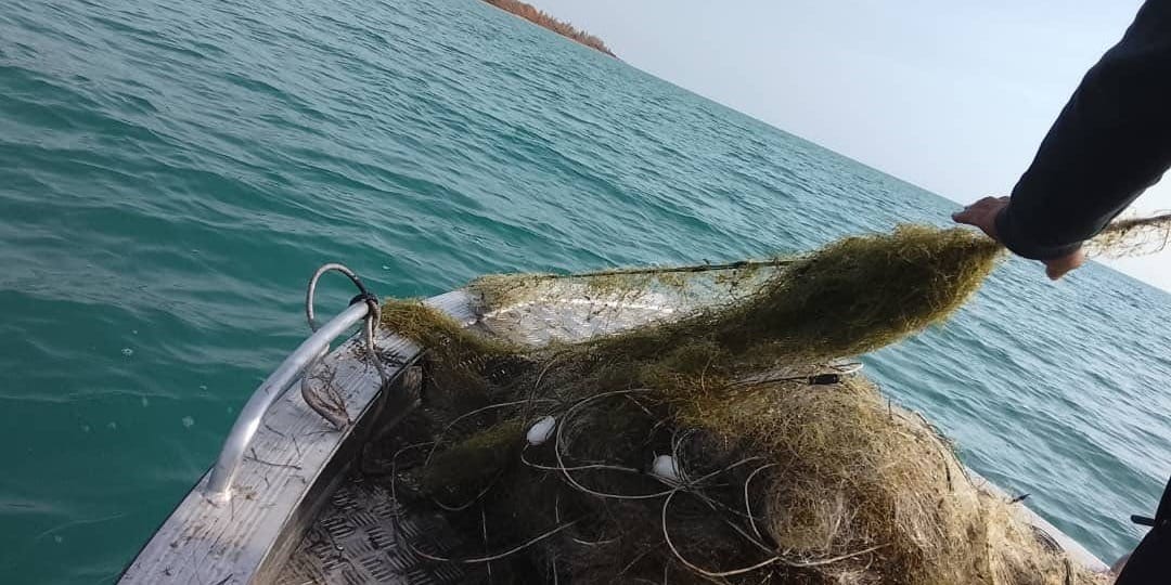 Инспекторы экотехнадзора очистили акваторию Иссык-Куля от 1.6 км незаконных сетей