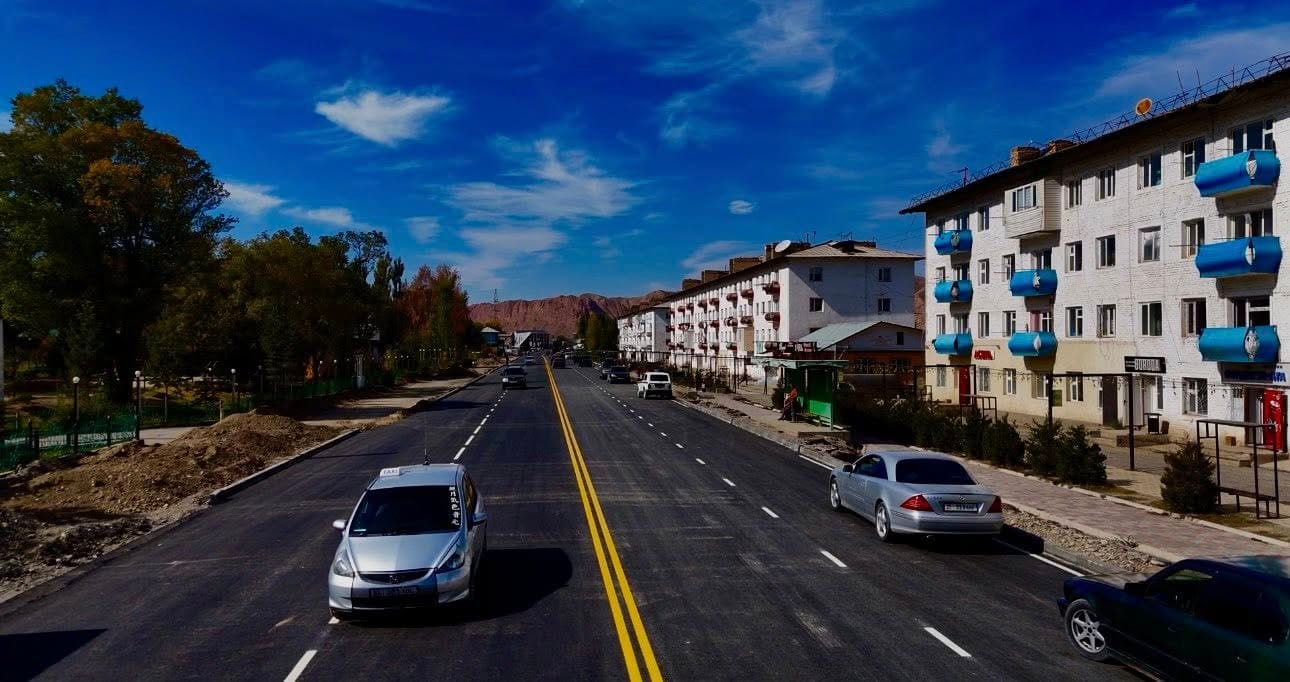 В Нарыне завершен ремонт 7.6 км центральной улицы Ленина