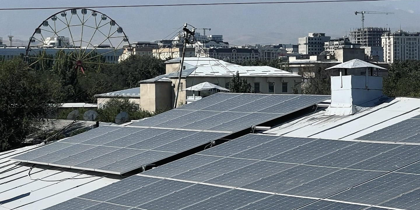 НЭСК установила солнечные панели на крыше офиса — до 30% электроэнергии вырабатывается автономно