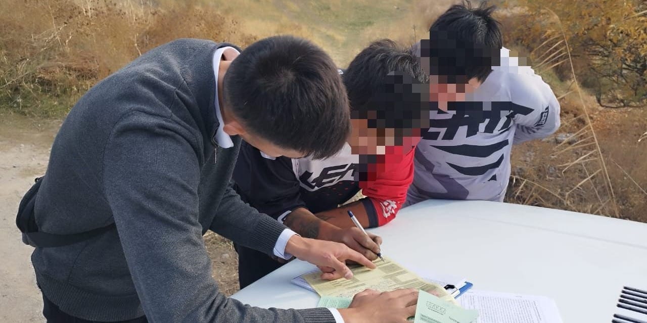 Под Бишкеком нарушителя оштрафовали на 5.5 тысячи сомов за езду на мотоцикле по пастбищам