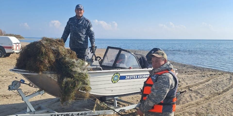 Инспекторы Минприроды очистили Иссык-Куль от 3.3 км рыболовных сетей