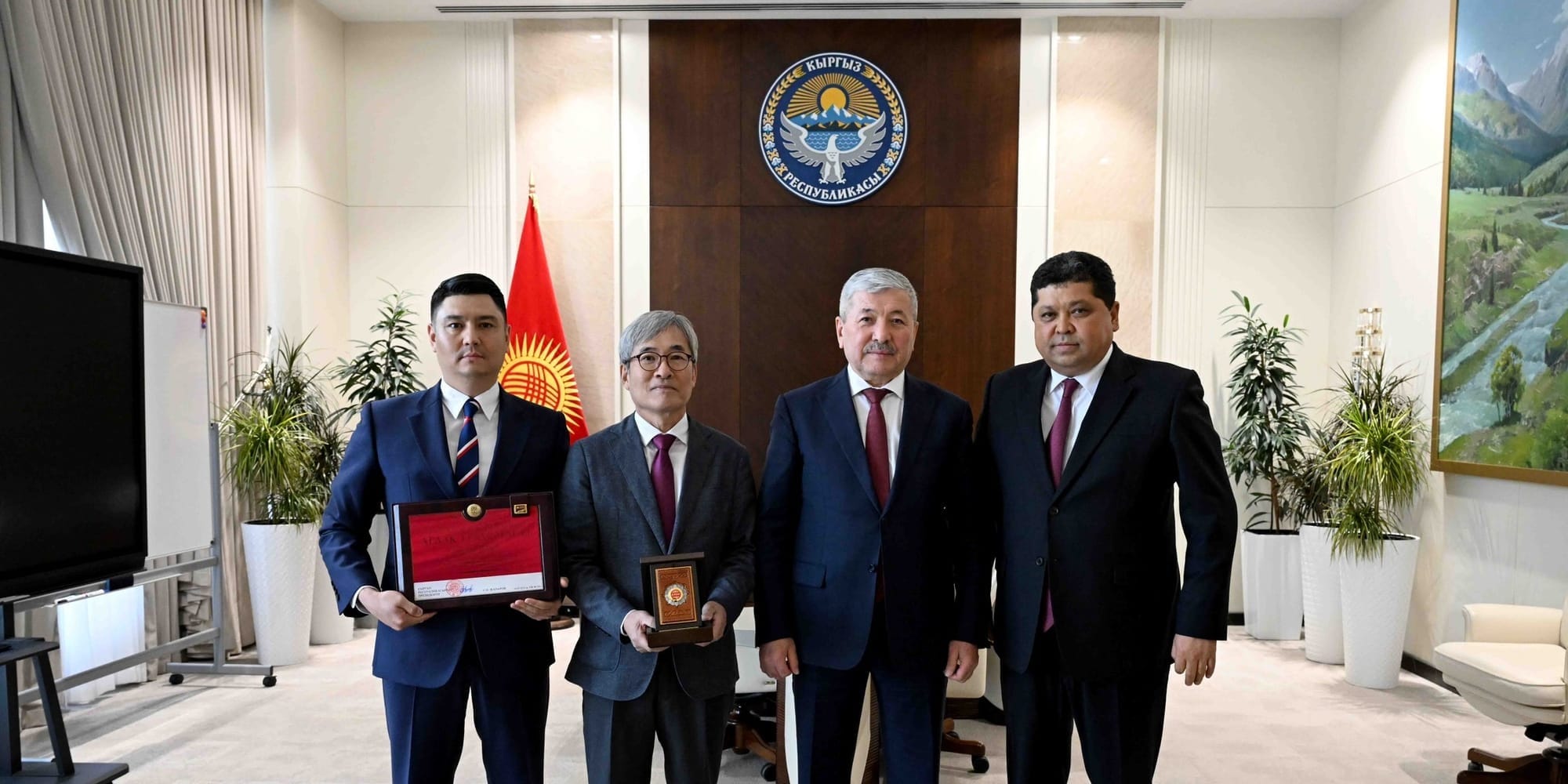 Касымалиев наградил представителей Miru Systems за вклад в развитие избирательной системы КР