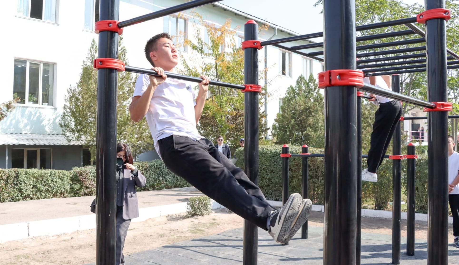 В Бишкеке три тонны батареек превратили в новые спортплощадки