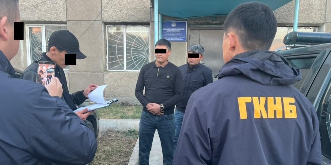 В Караколе чиновники Минтранса брали деньги с маршрутчиков за бесплатные документы