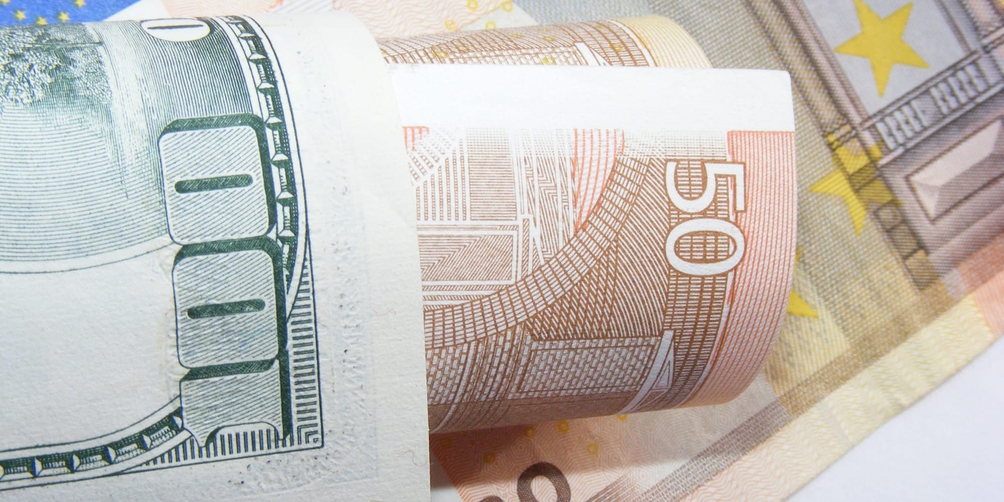 Доллар стабилен, евро незначительно просел — курс валют в обменках и комбанках КР