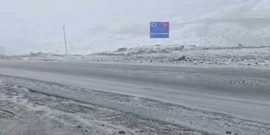 На посту Сосновка ограничили проезд фур из-за снегопада на Тоо-Ашуу
