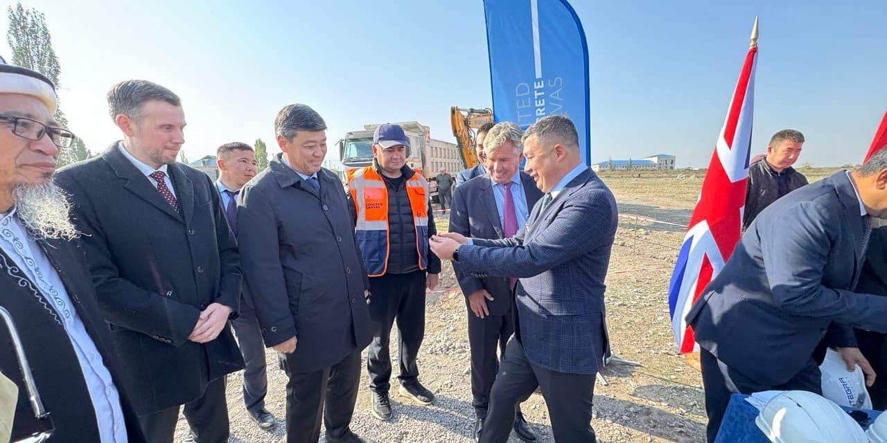 Закладка капсулы для строительства завода по производству бетонного полотна в Кыргызстане. Фото: Минсельхоз.