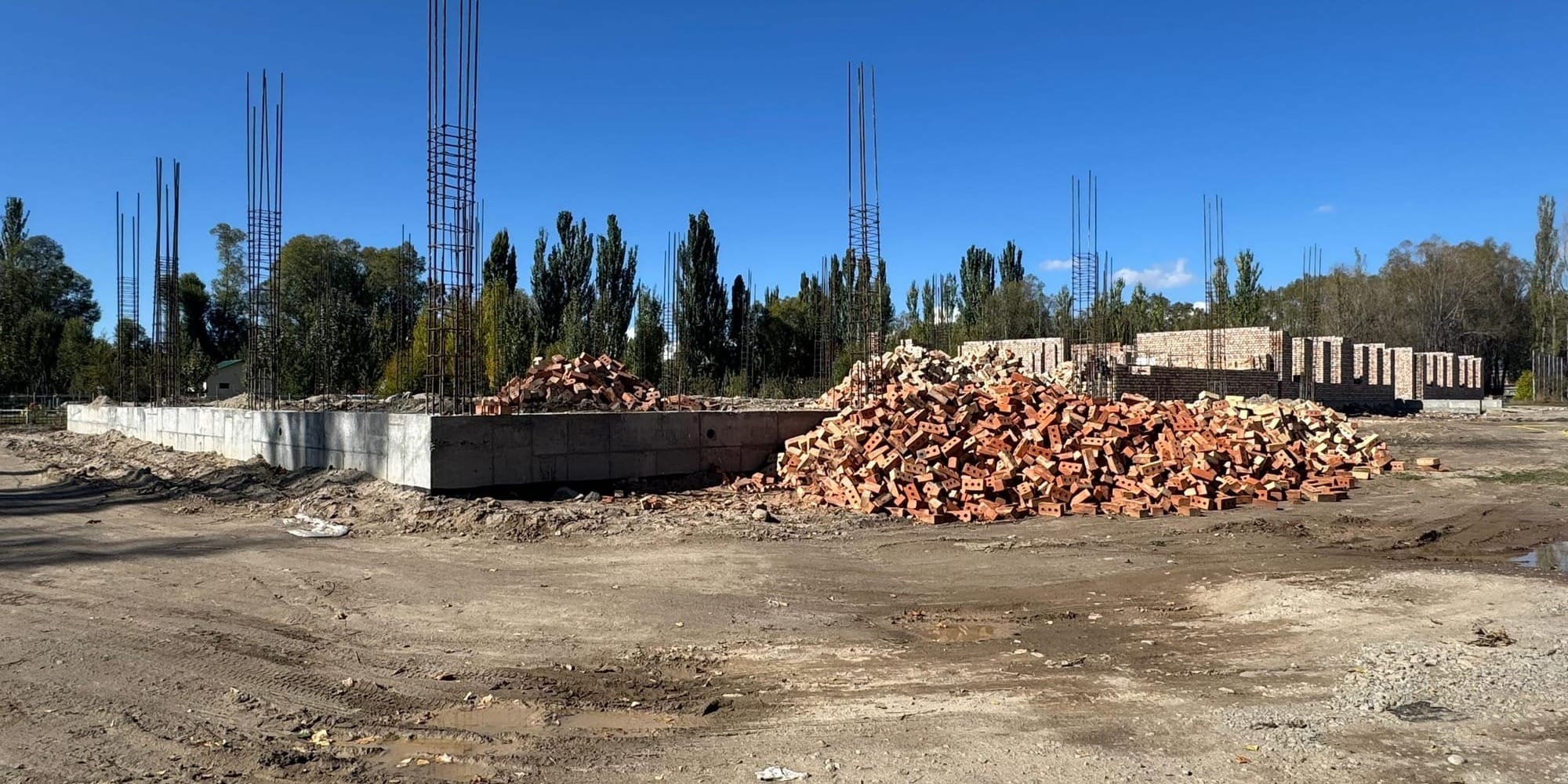 В Ак-Суйском районе строят школу за 182 млн сомов