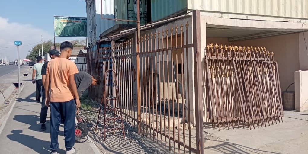 На трассе Ош – Бишкек демонитруют незаконные постройки
