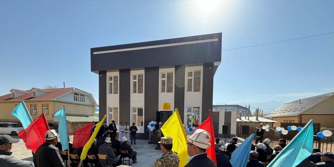 В Чон-Алае открыли новое административное здание департамента Минстроя