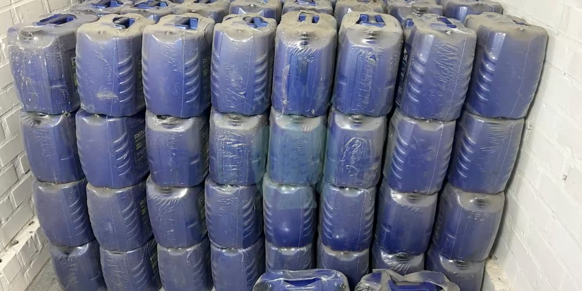 Изъято моторное масло без акцизных марок на складе в Бишкеке.