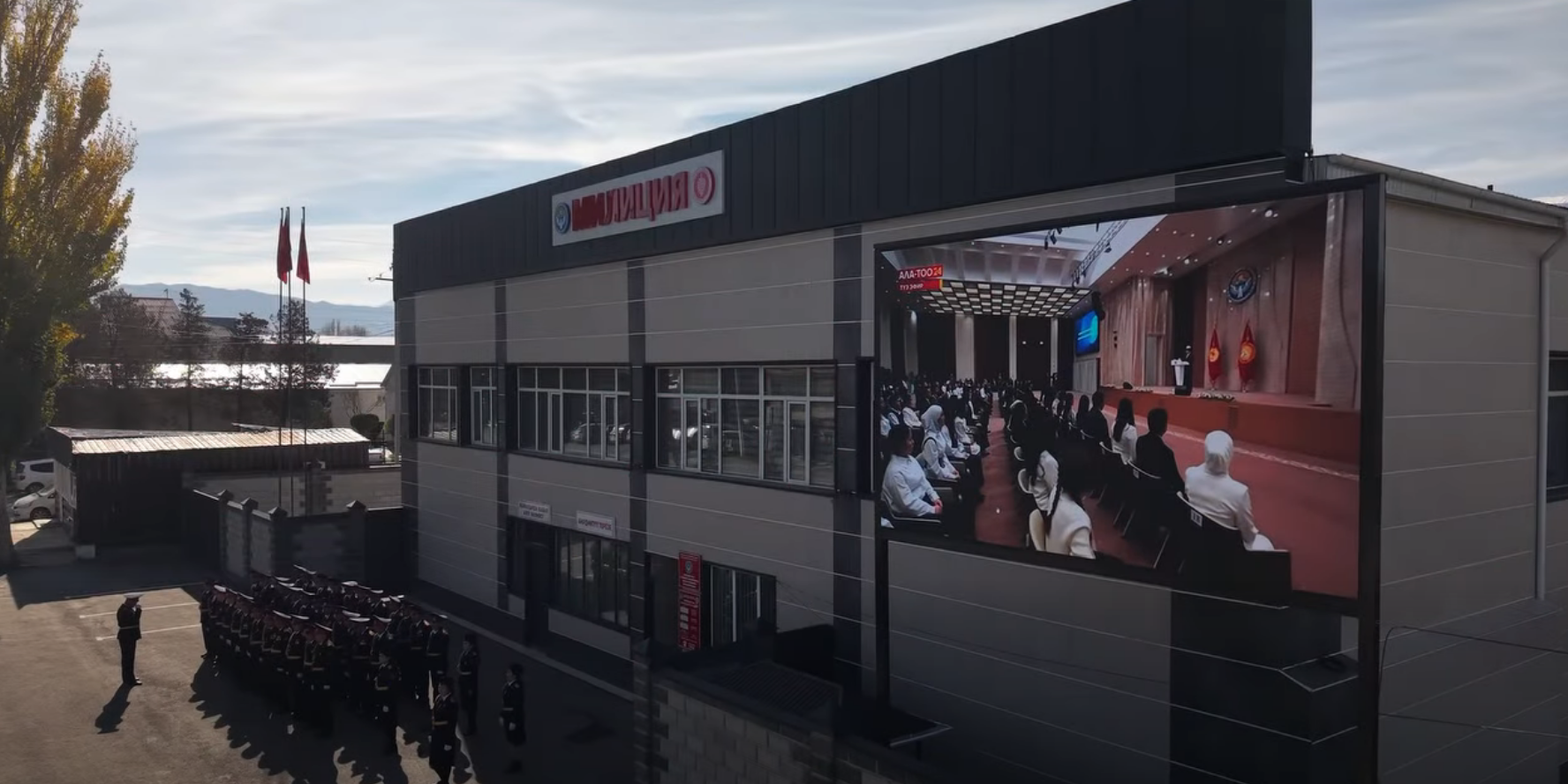 «Альянс Алтын» установил в Бакай-Ате LED-экран для информирования населения