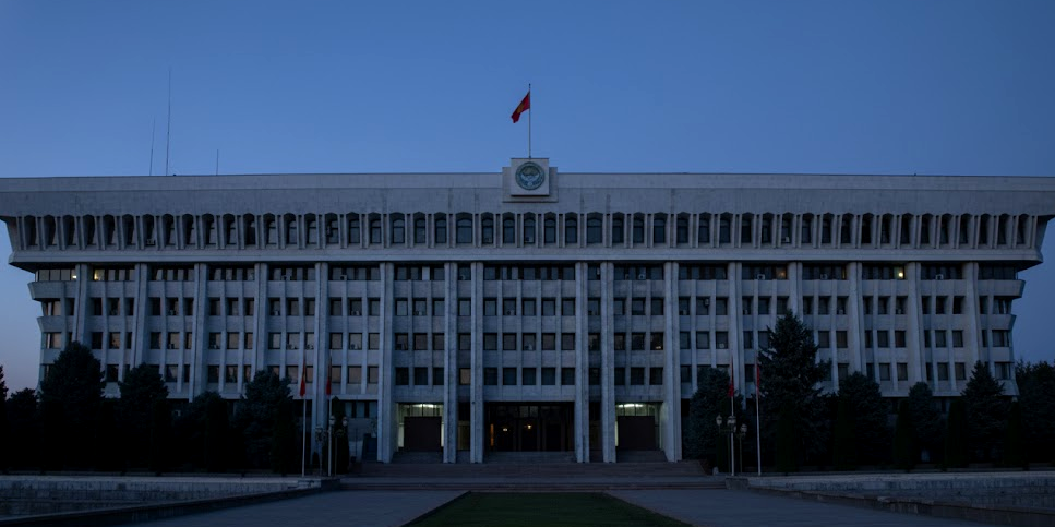 Правительство КР вводит меры экономии электроэнергии, ограничения освещения в госучреждениях.