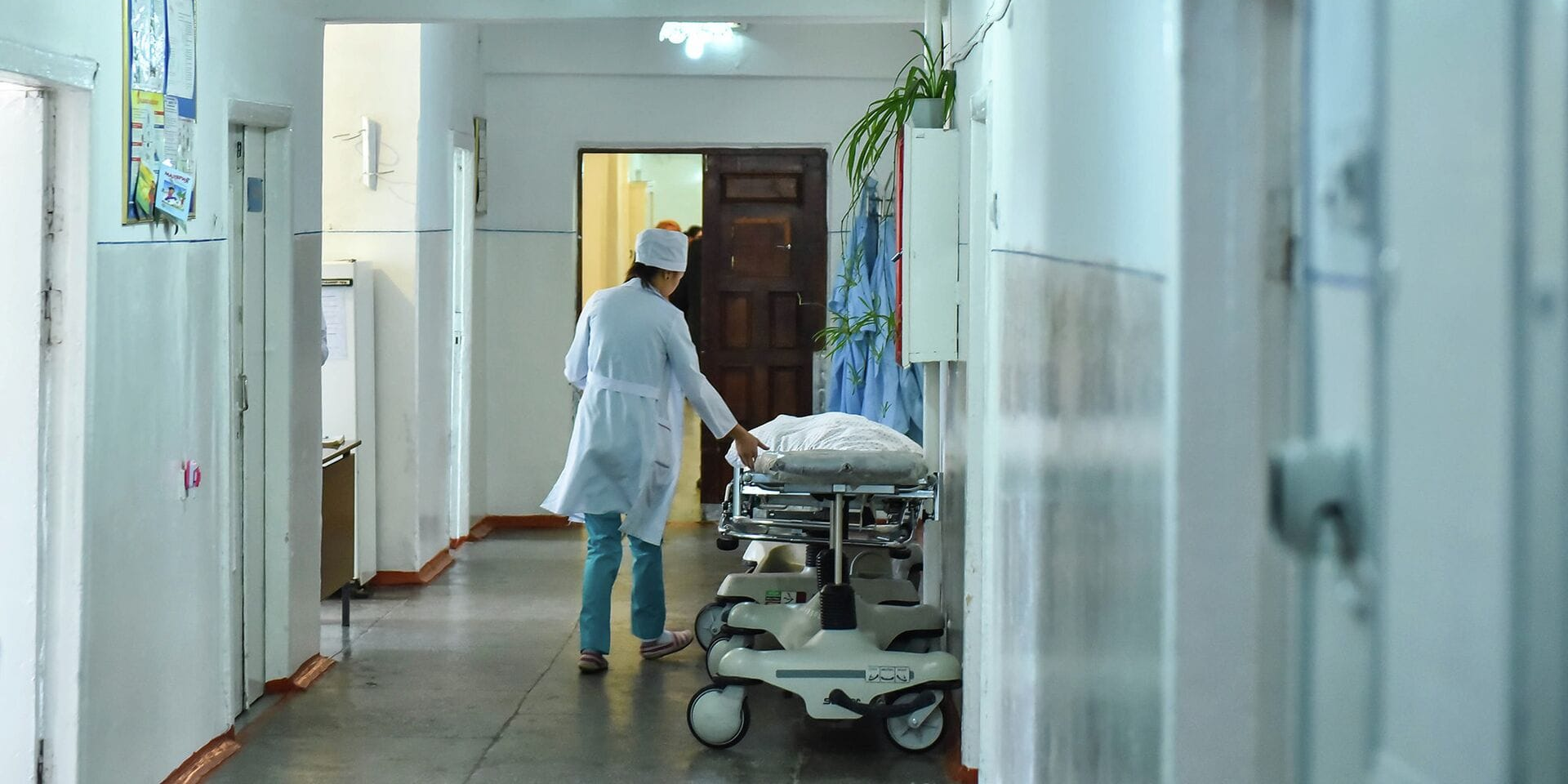 Зарплаты медиков повысят на 50% с апреля 2026 года — глава Минздрава