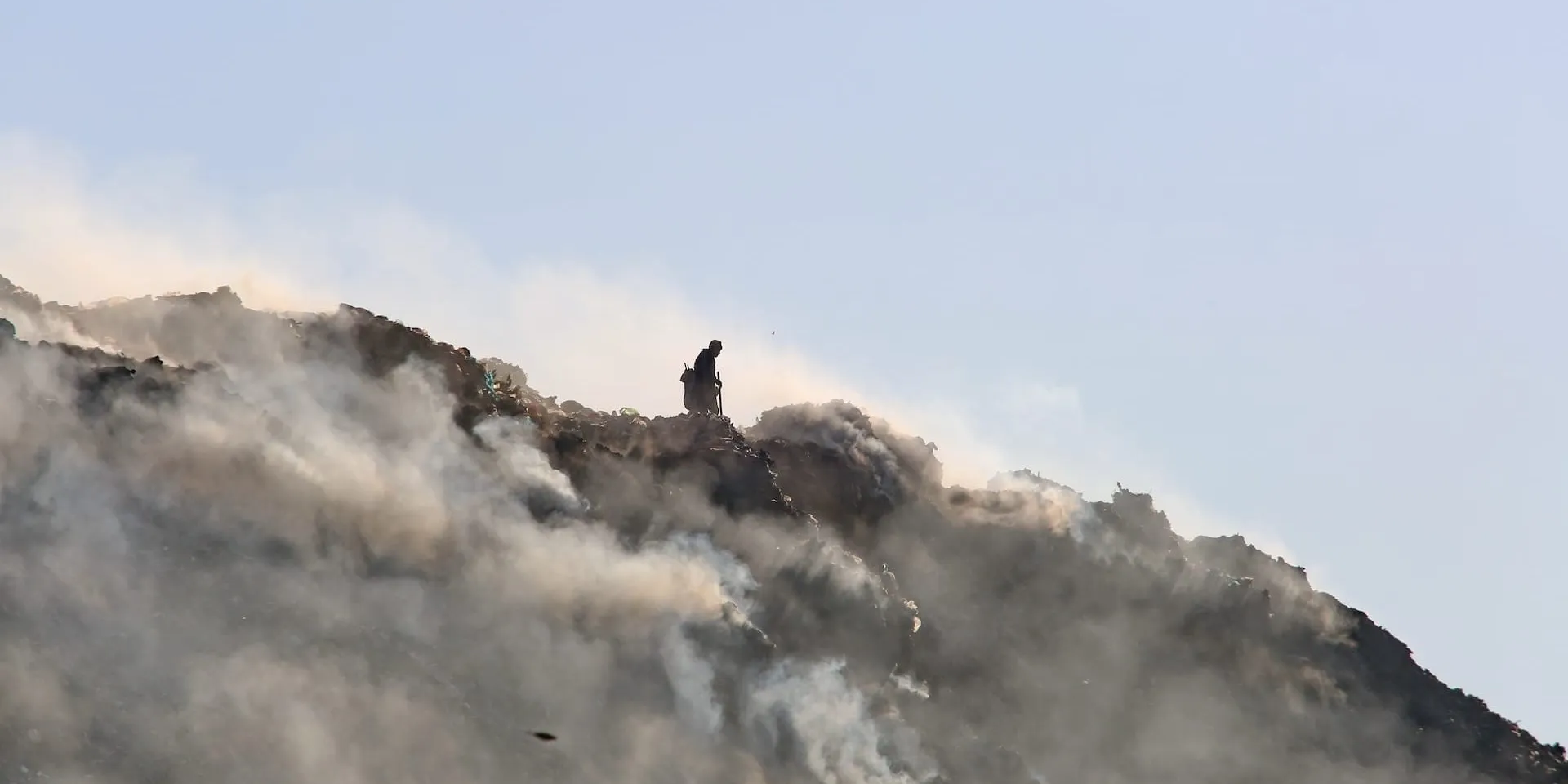 На санитарном полигоне Бишкека вспыхнул пожар: огонь локализован, причины выясняют