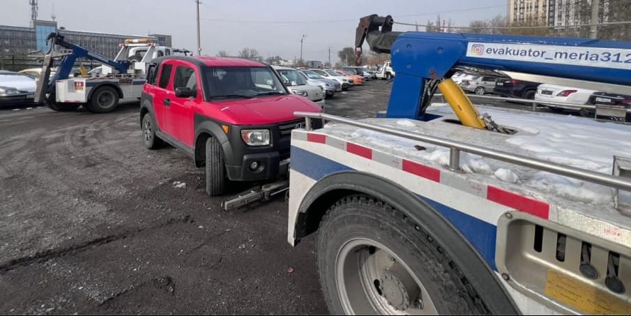 В Бишкеке эвакуировали 27 авто, припаркованных на остановках