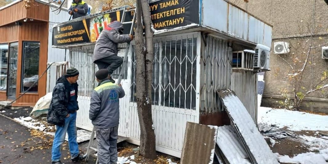 В Бишкеке демонтировали 126 незаконных рекламных щитов