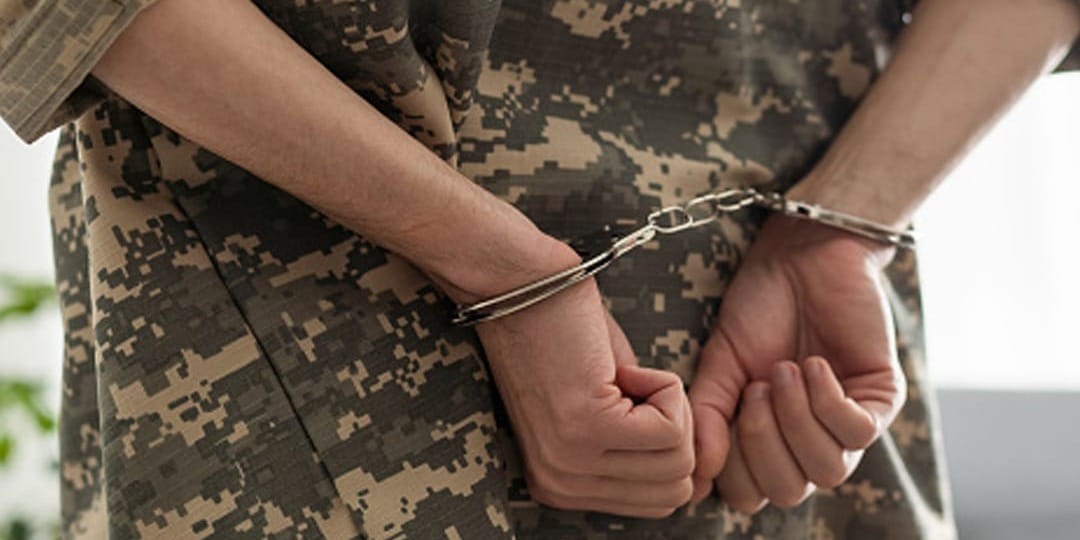 Военная прокуратура задержала сотрудников двух военкоматов КР по подозрению во взятках