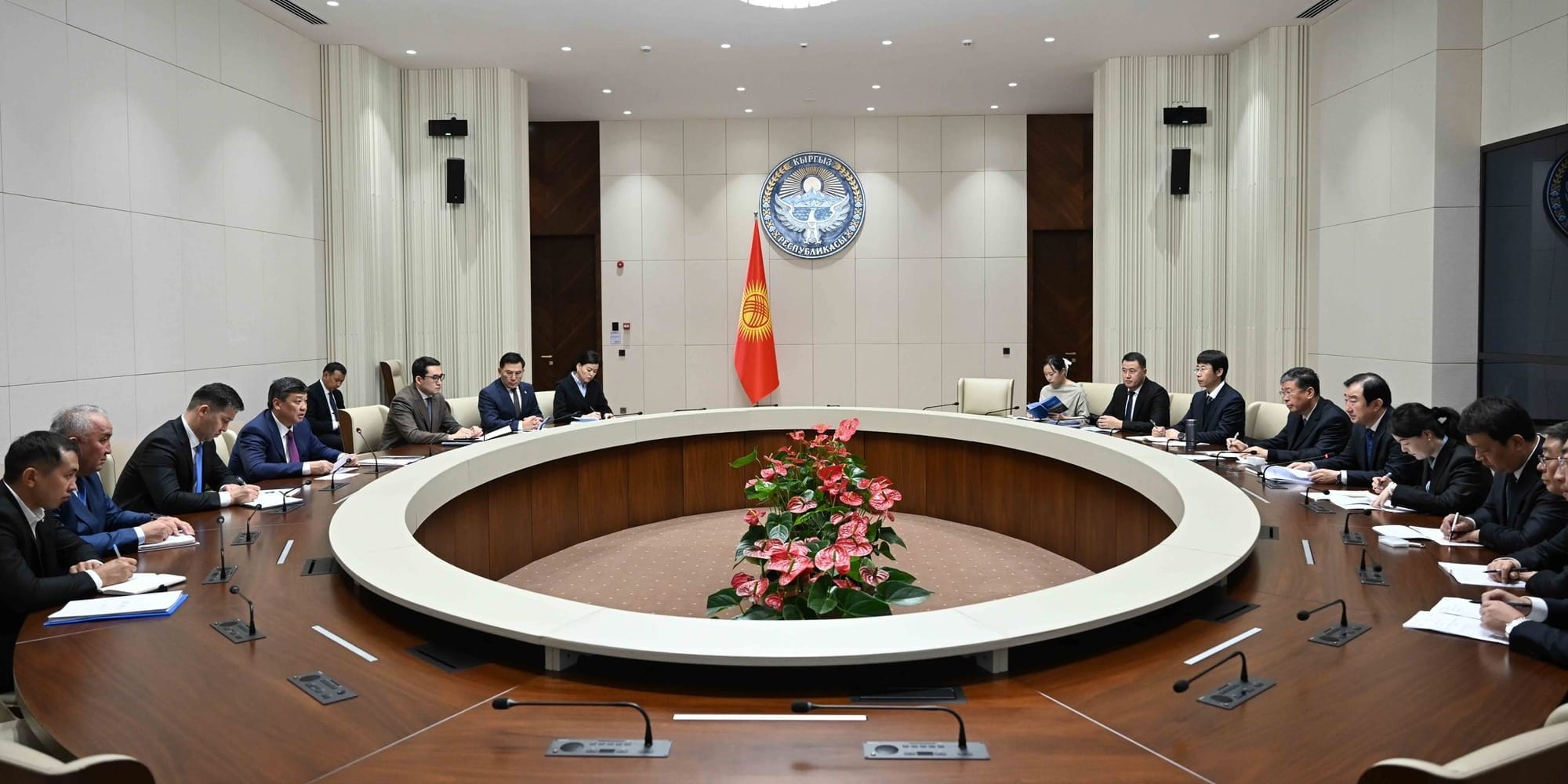 Переговоры министра сельского хозяйства КР с делегацией провинции Ганьсу Китай, обсуждение агросотрудничества и семеноводства. Фото: кабмин