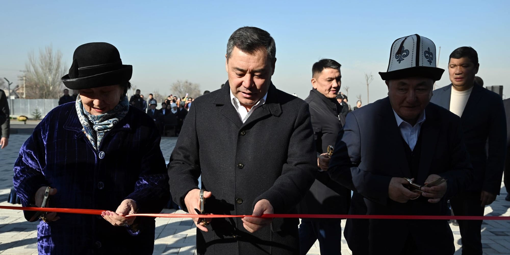 Садыр Жапаров открыл школу, детсад и медцентр в госрезиденции «Ала-Арча»