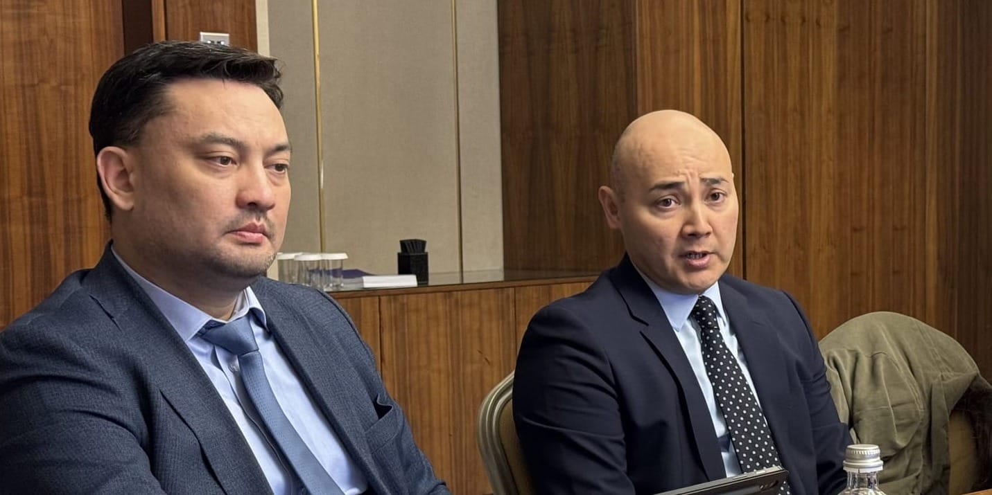 Слева направо: Мадияр Султанбек, Алибек Куантыров. Фото: Economist.kg.